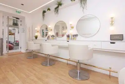 Transformer son salon en salon de beauté la tendance de la coiffure à domicile